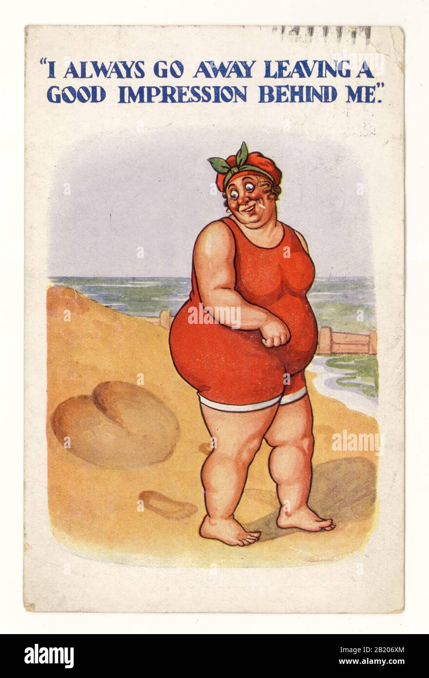 Original début des années 1900 vintage carte postale de bord de mer comique de grosse femme à fond à une plage laissant une impression derrière, posté mai 1935, UK Retro Beach carte postale. Banque D'Images