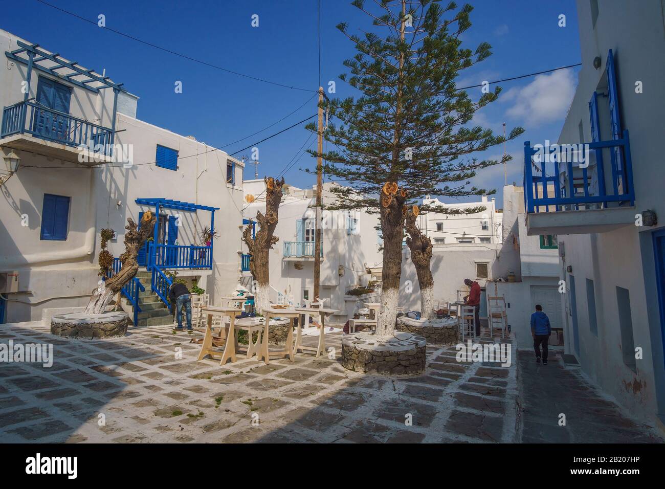 Rue Pavée étroite sur l'île de Mykonos avec bâtiments architecturaux traditionnels avec maisons, boutiques et églises pendant une saison non touristique. Banque D'Images