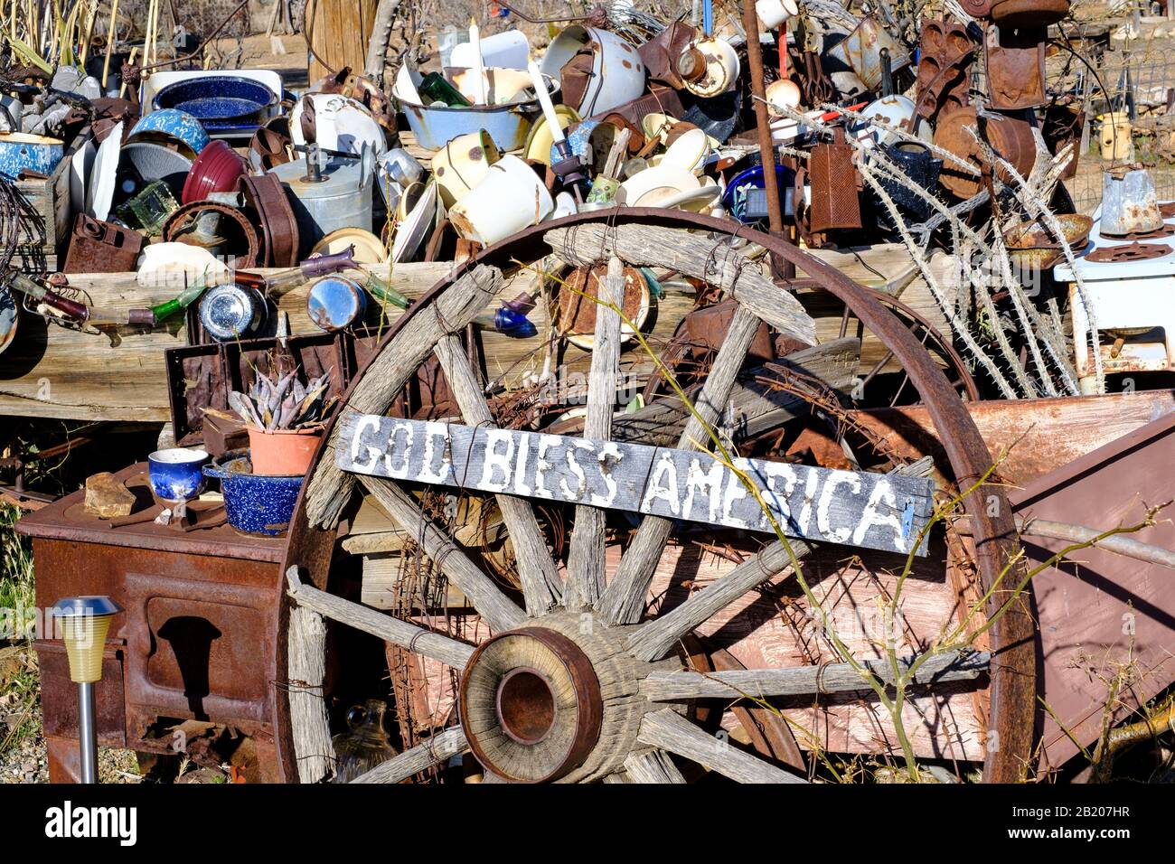 Objets En Dehors Des Antiquités Ombragées De Lady Attic, Chlorure, Arizona, 86431, États-Unis. Banque D'Images