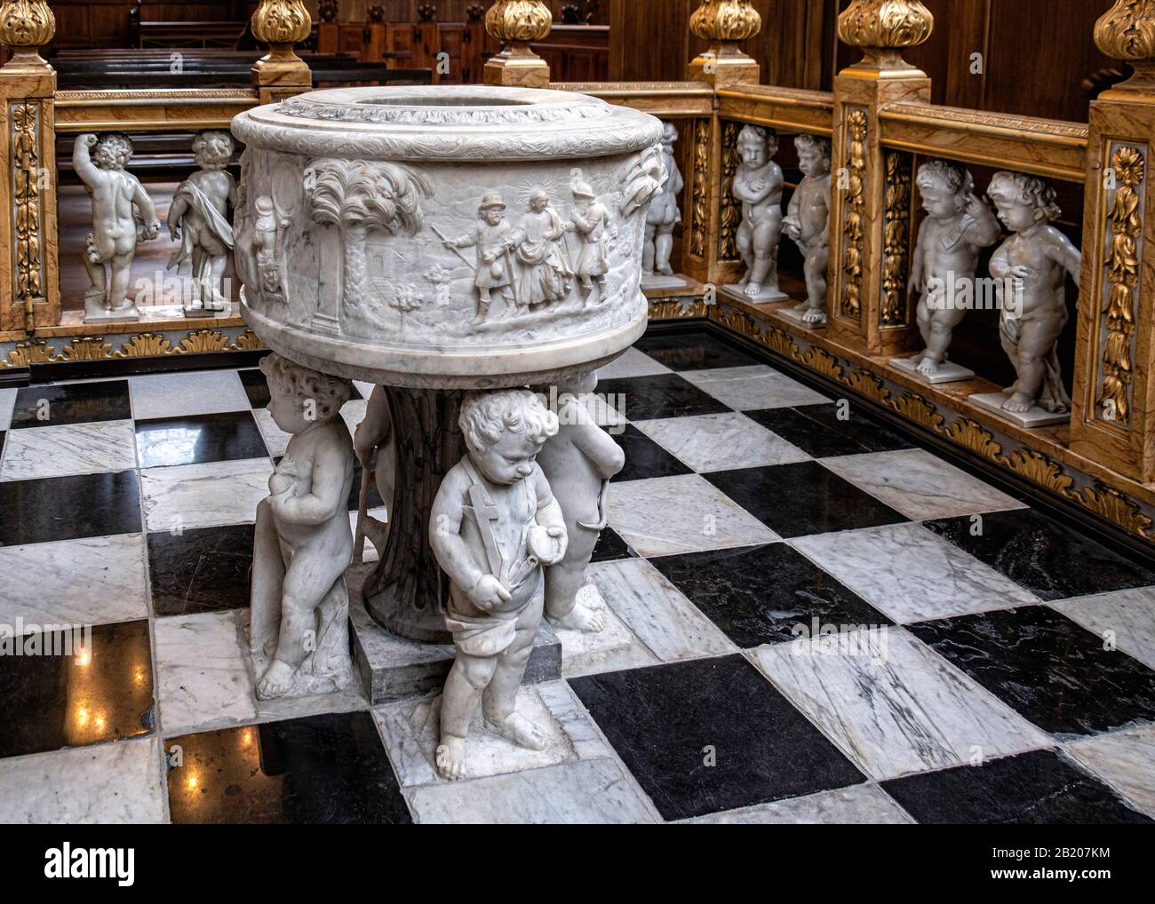 L'Église De Notre Sauveur, Vor Frelsers Kirke intérieur baptismal police soutenue par des chérubins à Christianshavn, Copenhague, Danemark Banque D'Images