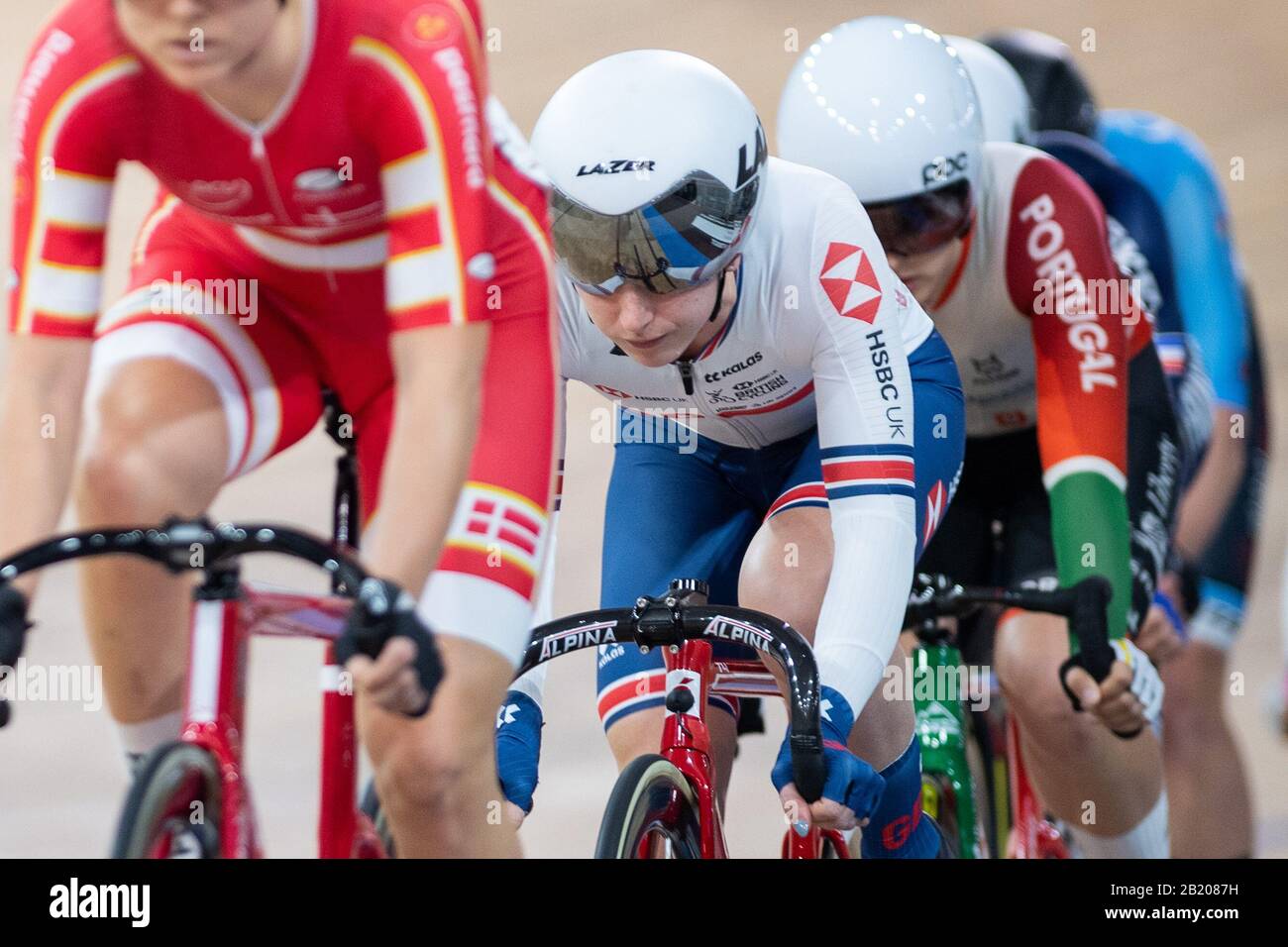 28 février 2019, Berlin: Cyclisme/piste: Championnat du monde, Omnium, femmes, Scratch: Laura Kenny de Grande-Bretagne (M) se déplace sur la piste. Photo: Sebastian Gollnow/Dpa Banque D'Images