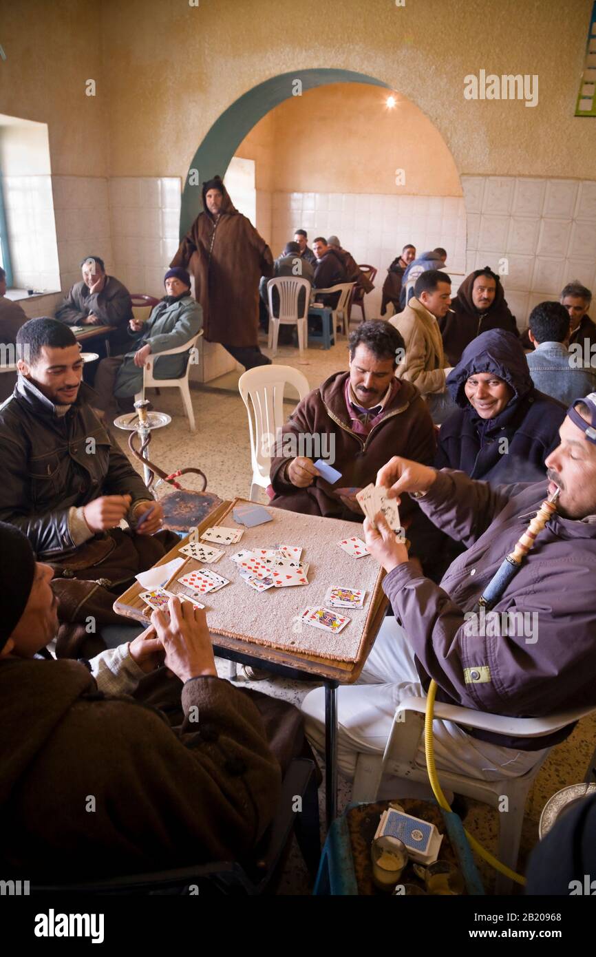 Kesra, TUNISIE - 20 mars 2007. Des hommes tunisiens jouant aux cartes et fument la chicha dans un café près de Kesra dans les montagnes de l'Atlas, en Tunisie Banque D'Images