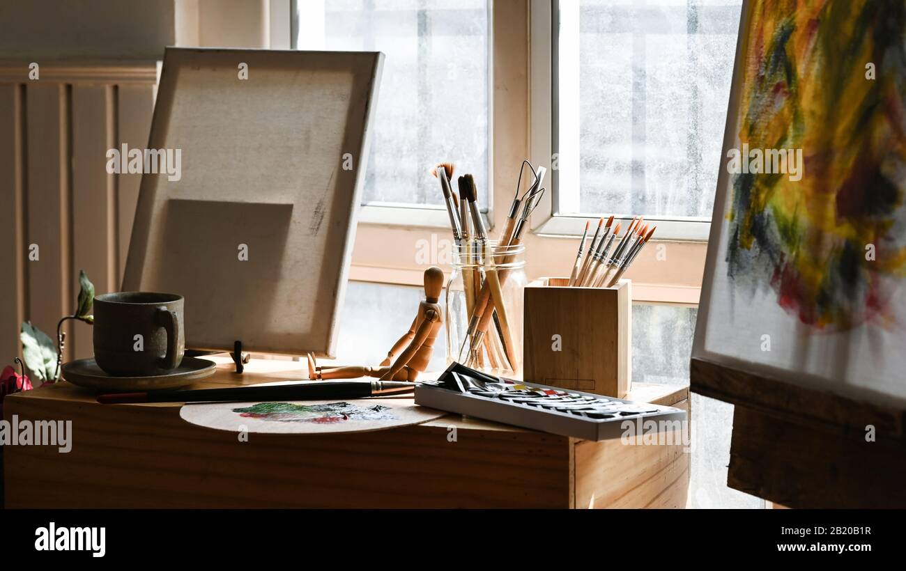 Lieu de travail peintre/artiste avec toile de dessin et accessoires de  peinture mettant sur table Photo Stock - Alamy