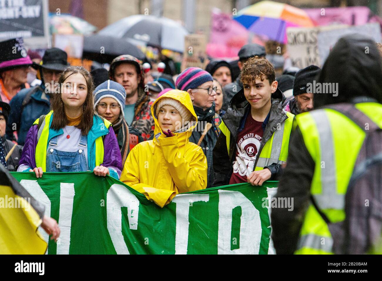Bristol, Royaume-Uni, 28 février 2020. La militante mondiale du climat Greta Thunberg est représentée lorsqu'elle rejoint des étudiants et des enfants d'école du Royaume-Uni dans une manifestation de jeunesse 4 Climate Protest march dans le centre de Bristol. Son apparition à l'événement a attiré des milliers de personnes de la ville de partout au Royaume-Uni avec de nombreux voyages sur de grandes distances pour juste voir un aperçu de Greta et entendre son discours. Crédit: Lynchpics/Alay Live News Banque D'Images