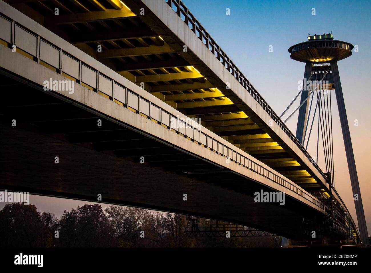 Pont OVNI à Bratislava au coucher du soleil Banque D'Images
