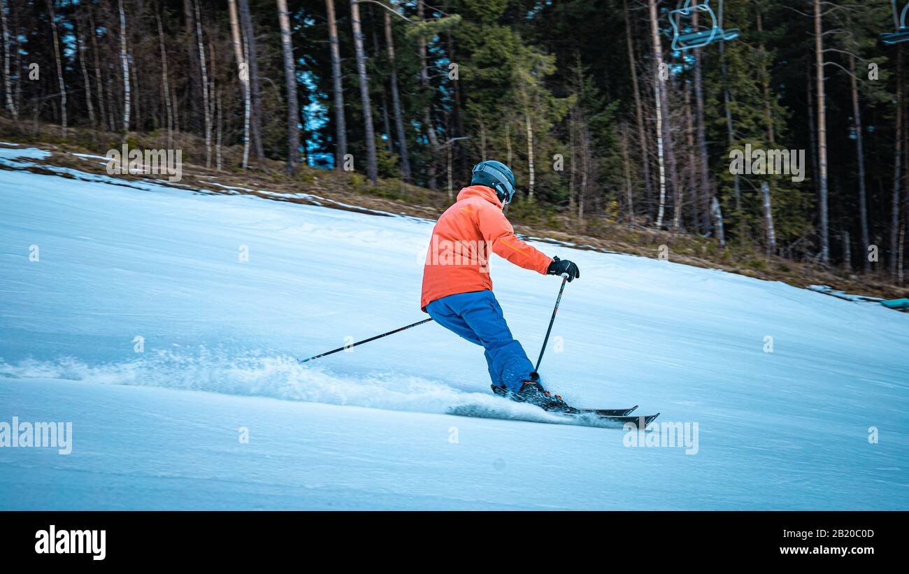 Skieur masculin en profitant de son parcours sur la pente Banque D'Images