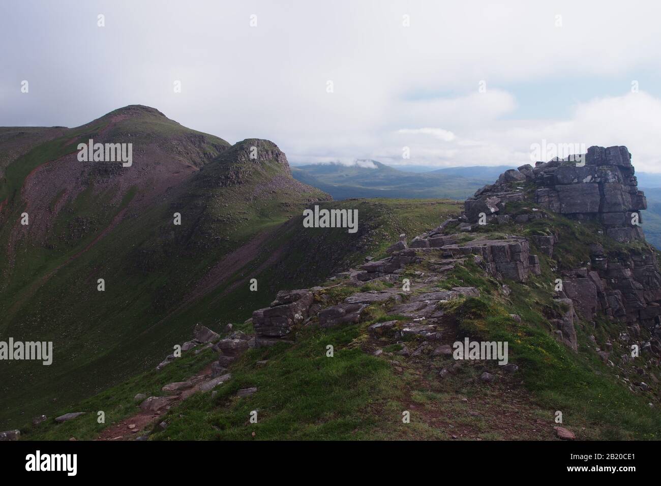 Vue sur la chaîne de montagnes de Quinag sur la péninsule de Stoer, en Écosse, avec les rochers, les pics et les nuages Banque D'Images