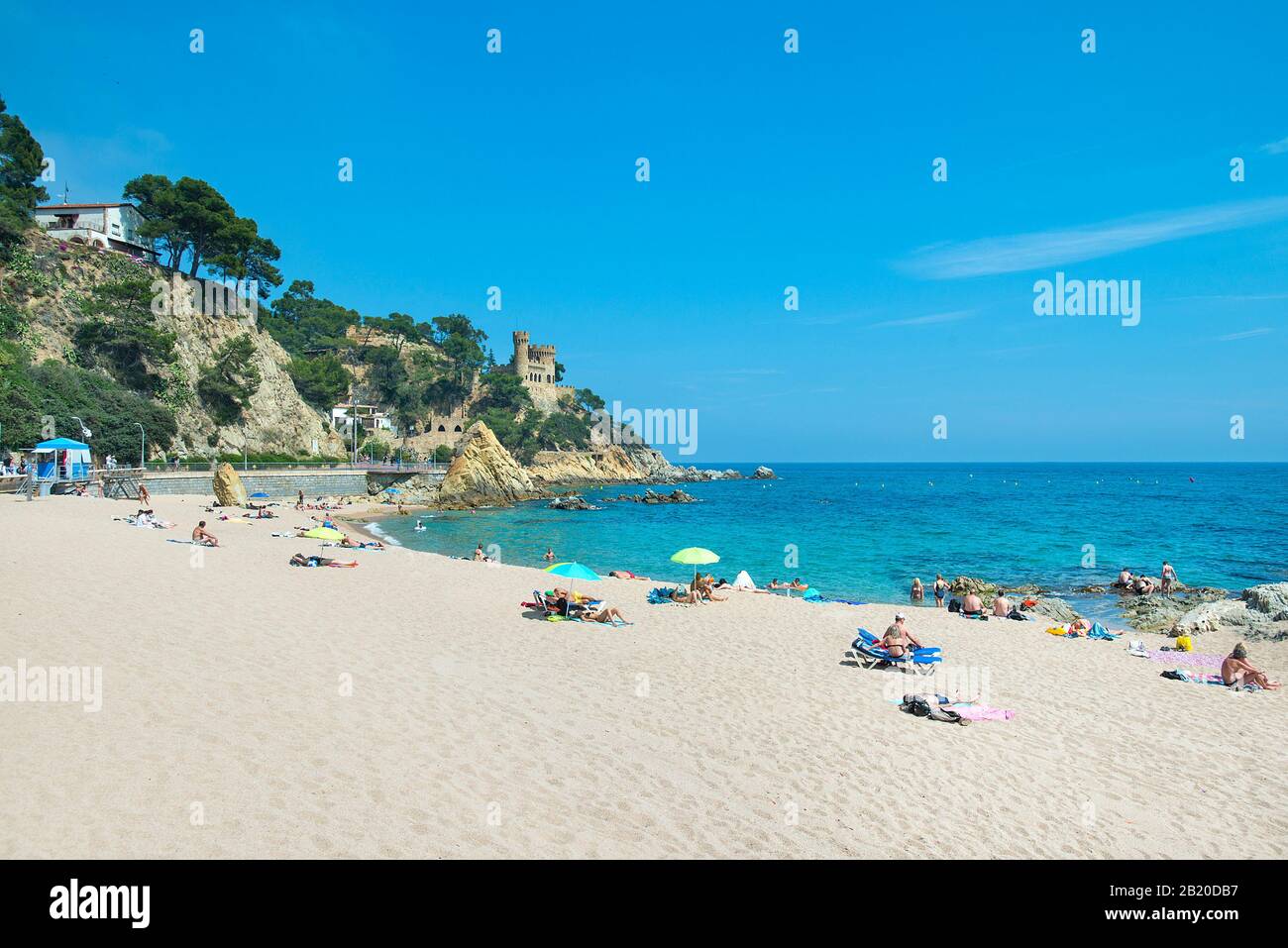 Château de Lloret de Mar surplombant la plage, Gérone, Costa Brava, Espagne Banque D'Images
