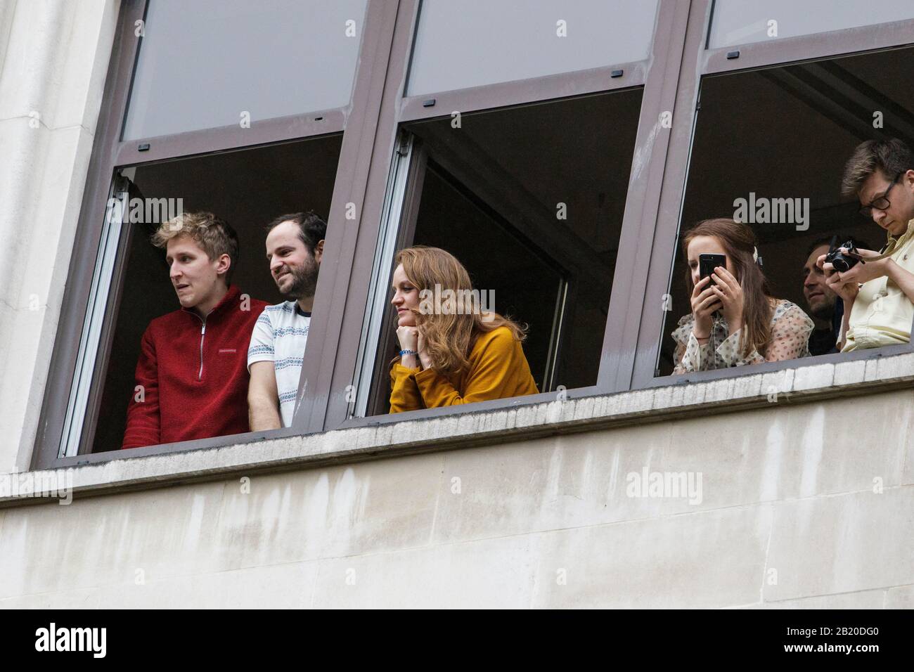 Bristol, Royaume-Uni, 28 février 2020. Les employés de bureau sont photographiés lorsqu'ils regardent Greta Thunberg, militante mondiale du climat, ainsi que des étudiants et des enfants d'écoles du Royaume-Uni qui participent à une manifestation de la jeunesse 4 Climate Protest march au centre de Bristol. Crédit: Lynchpics/Alay Live News Banque D'Images