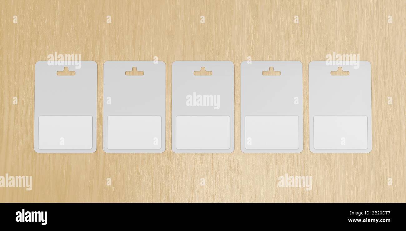 Rangée avec des cartes-cadeaux vierges sur table en bois Banque D'Images