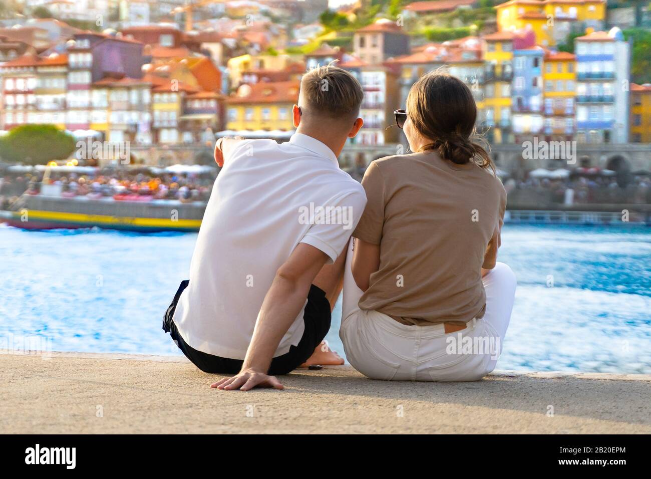 Couple homme et femme profitant de Porto, vue sur le Portugal. Vue arrière personnes. Panorama de la vieille ville de Porto sur la rivière Duoro. Homme pointant avec un doigt sur Oporto. Ho Banque D'Images