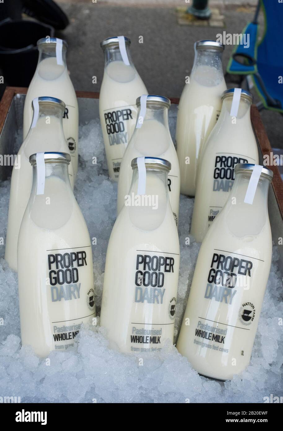 Lait biologique frais dans des bouteilles réutilisables de Good Dairy À Shropshire, Angleterre, Royaume-Uni. Banque D'Images