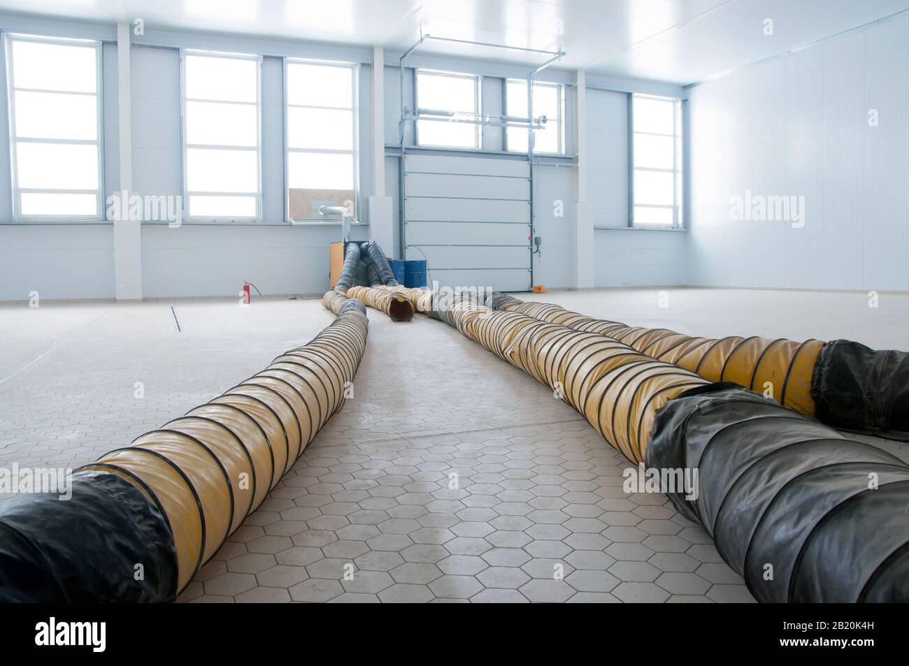 Grand chauffage diesel sur un chantier. Equipement de chauffage d'une chambre par temps froid. Banque D'Images