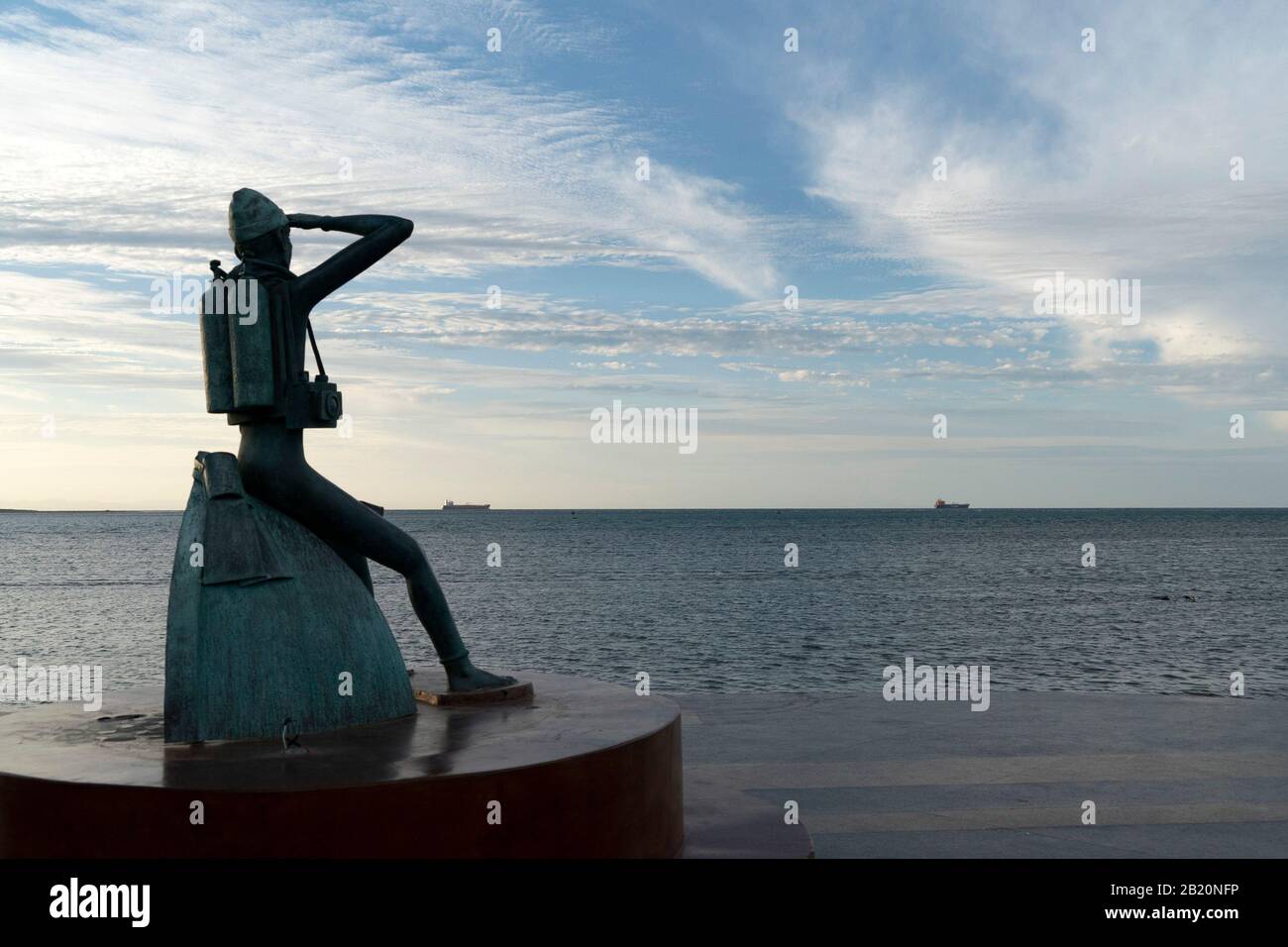 Jacques Cousetau statue en cuivre dans mallejon promenade en bord de mer Banque D'Images