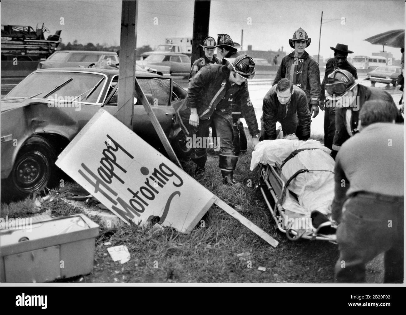Récupération du conducteur blessé au Kansas qui a frappé un poteau et un signe qui a dit Happy Motoring, par des pompiers et des paramédicaux Banque D'Images