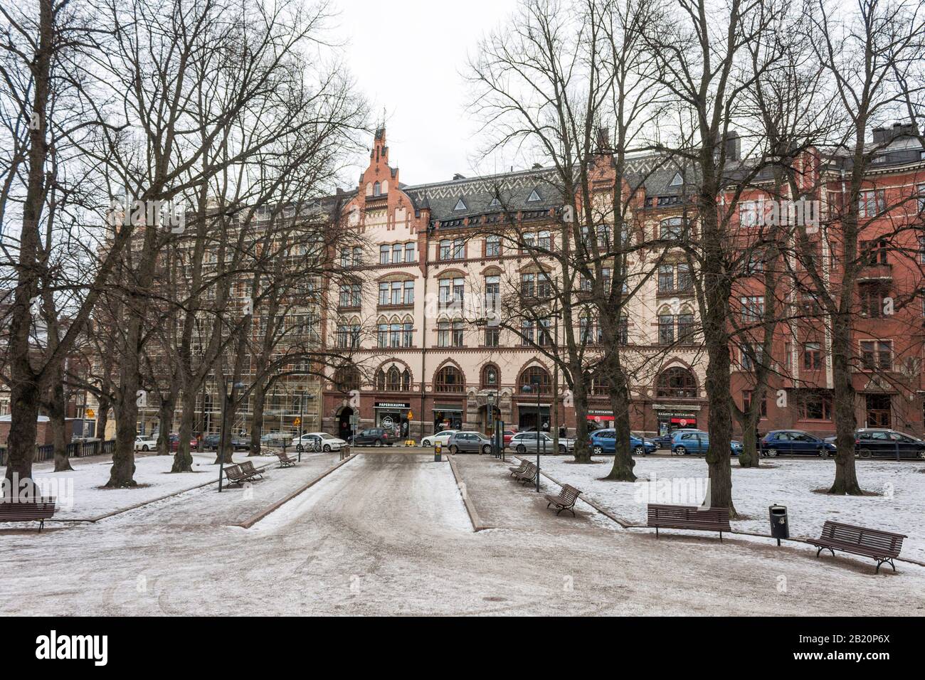 Helsinki, Finlande. Vue sur Esplanadi, avenue esplanade et parc urbain en hiver froid, couvert de glace et de neige Banque D'Images