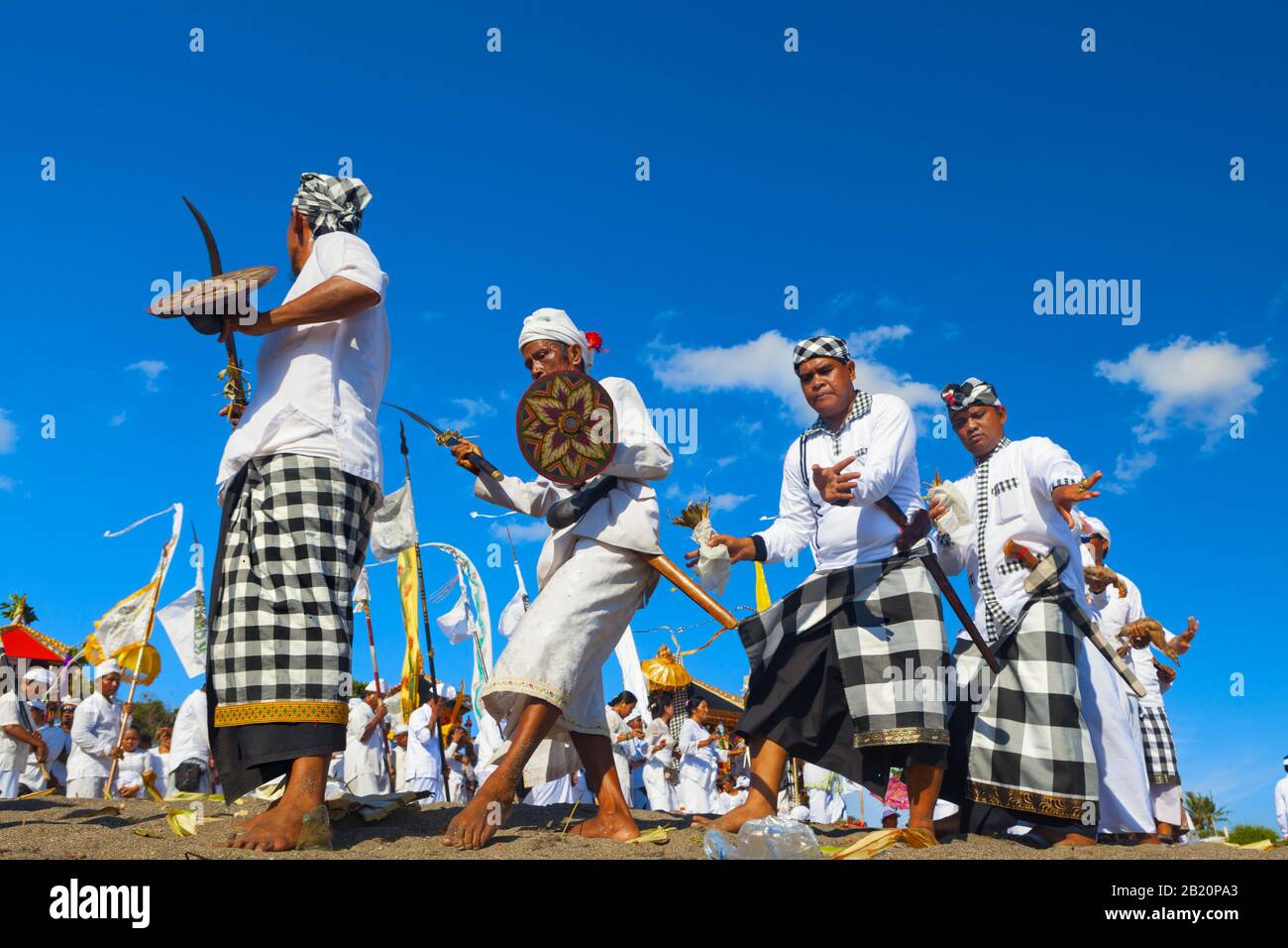 Île de Bali, Indonésie - 18 mars 2015 : danse traditionnelle de transe masculine avec des combats rituels et des offres pour les dieux et les esprits balinais. Temple nettoyer Banque D'Images