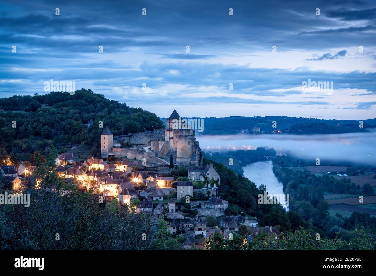 Château Castlenaud avant le lever du soleil avec la rivière Dordgne et le Château Beynac Banque D'Images