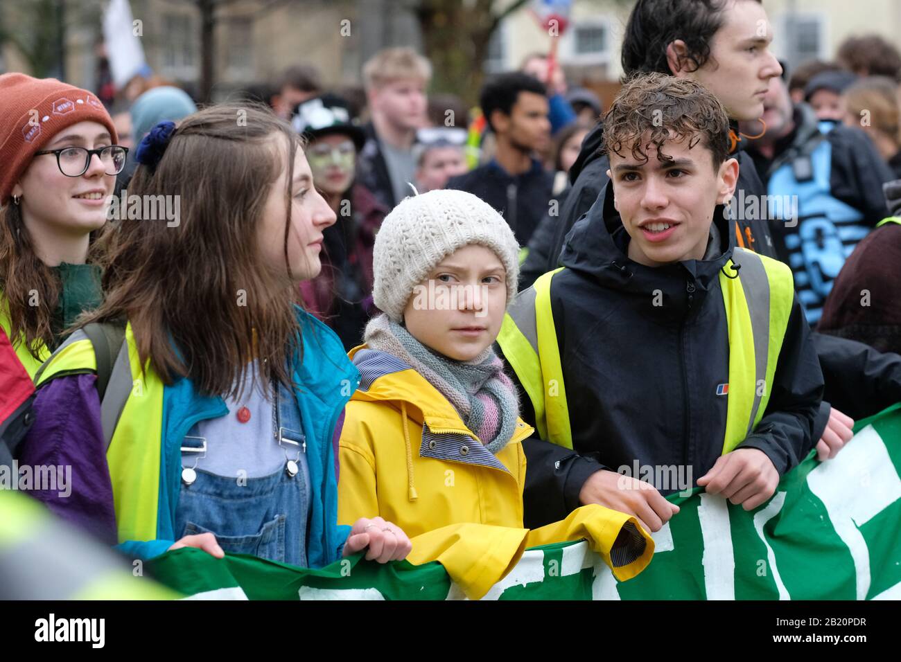 Bristol, Royaume-Uni - vendredi 28 février 2020 - Greta Thunberg, militante du climat, dirige la Marche du climat de Bristol Youth Strike 4 à travers Bristol sous la pluie. Photo Steven May / Alay Live News Banque D'Images