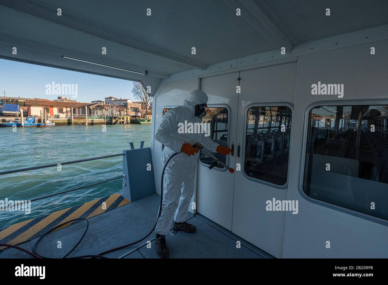 Venise, Italie. 28 février 2020. Des bateaux attendent d'être désinfectés dans le dépôt de la compagnie de transport vénitienne Alilaguna pour le Coronavirus le 26 février 2020 à Venise, Italie. Le 28 février 2020 à Venise, Italie. Crédit: Réveil / Alay Live News/ Stefano Mazzola Banque D'Images