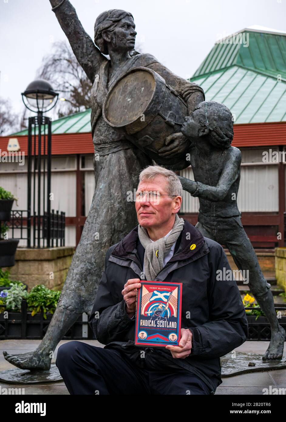 Tranent, East Lothian, Écosse, Royaume-Uni, 28 Février 2020. Kenny MacAskill, récemment élu membre du Parlement SNP pour East Lothian, publie un nouveau livre le 27 février 2020 (Biteback Publishing) intitulé "Radical Scotland". Un chapitre décrit le massacre de Tranent en 1797 dans lequel Jackie Crookston, décrite dans la sculpture de David Annand derrière lui, a été tué Banque D'Images