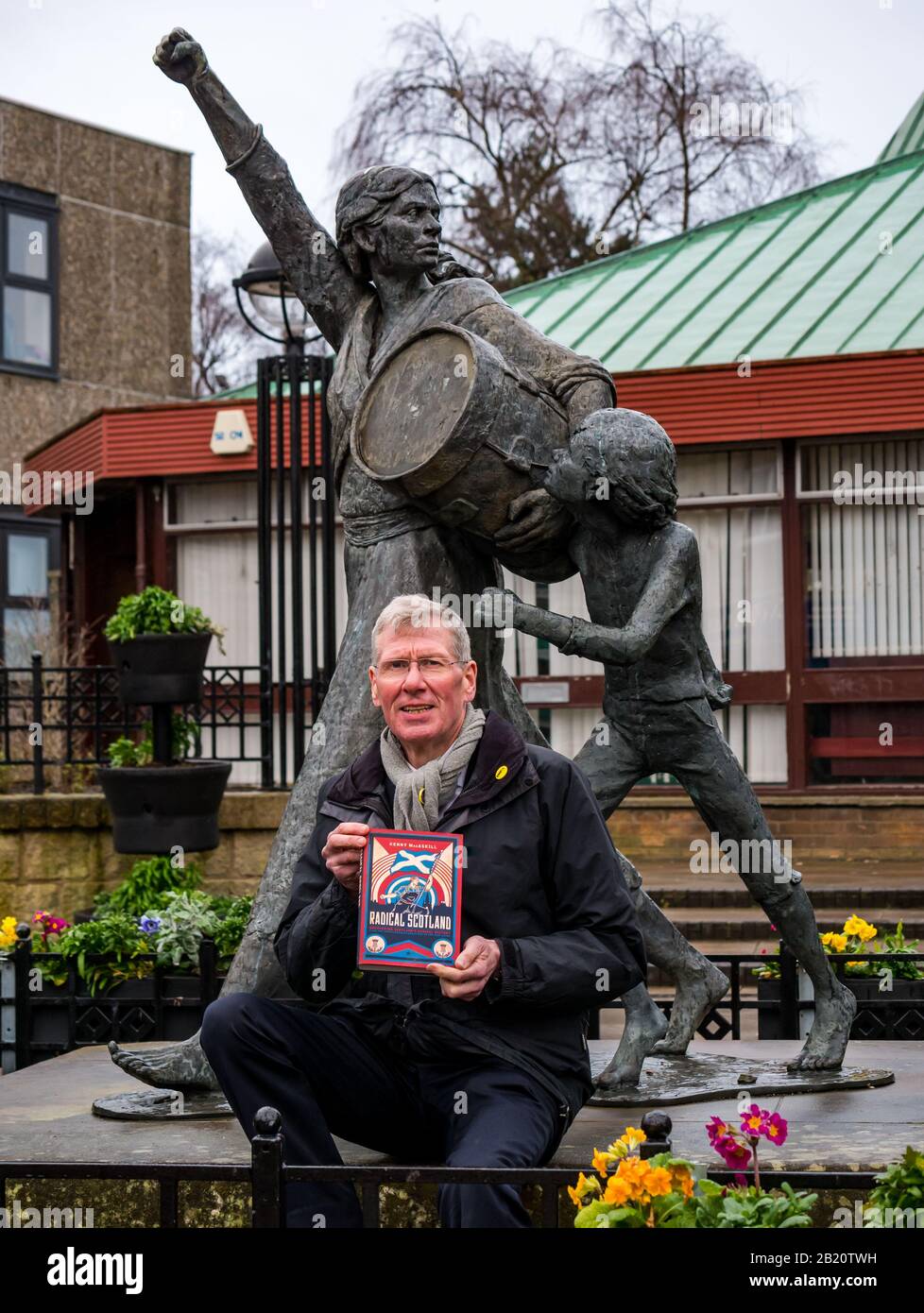 Tranent, East Lothian, Écosse, Royaume-Uni, 28 Février 2020. Kenny MacAskill, récemment élu membre du Parlement SNP pour East Lothian, publie un nouveau livre le 27 février 2020 (Biteback Publishing) intitulé "Radical Scotland". Un chapitre décrit le massacre de Tranent en 1797 dans lequel Jackie Crookston, décrite dans la sculpture de David Annand derrière lui, a été tué Banque D'Images