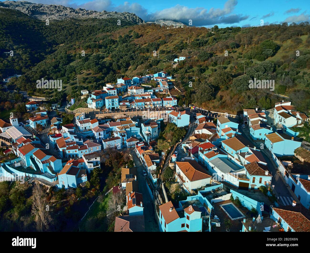 Point de vue aérien de la ville de Júzcar lieu remarquable toutes les maisons résidentielles peintes couleur bleue, Valle del Genal, Serrania de Ronda, Espagne Banque D'Images