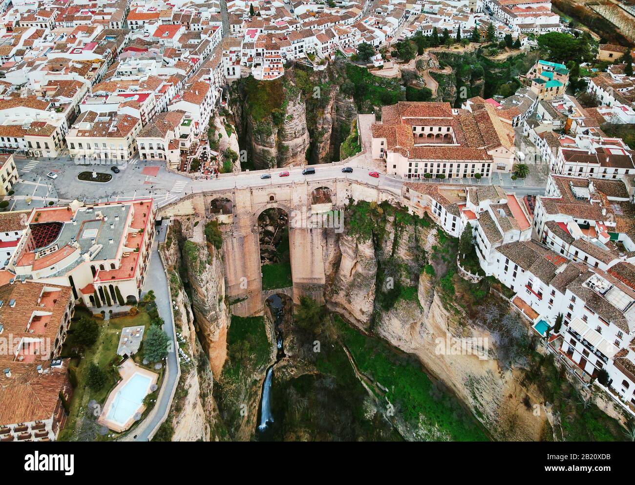 Pueblo blanco ou village blanc vue de dessus l'image aérienne Ronda paysage urbain espagnol. Nouveau pont traversant la gorge El Tajo de Guadalevín, Costa del sol Banque D'Images