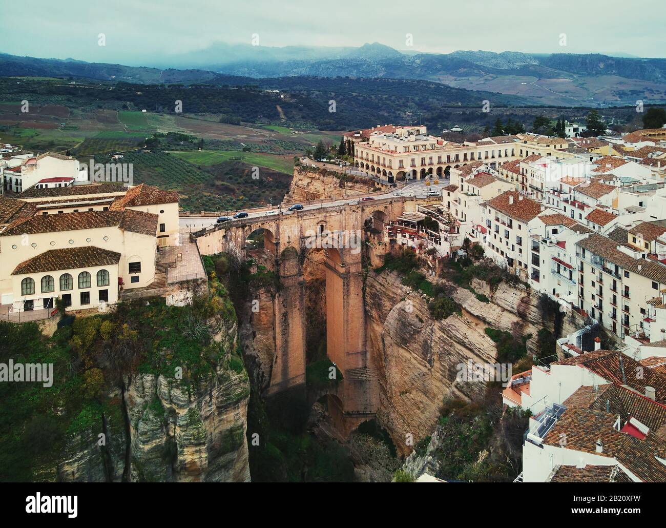 Photographie aérienne Ronda cityscape, maisons résidentielles bâtiments extérieur toit, Nouveau pont superbes canyons. Costa Del Sol, Málaga, Espagne Banque D'Images