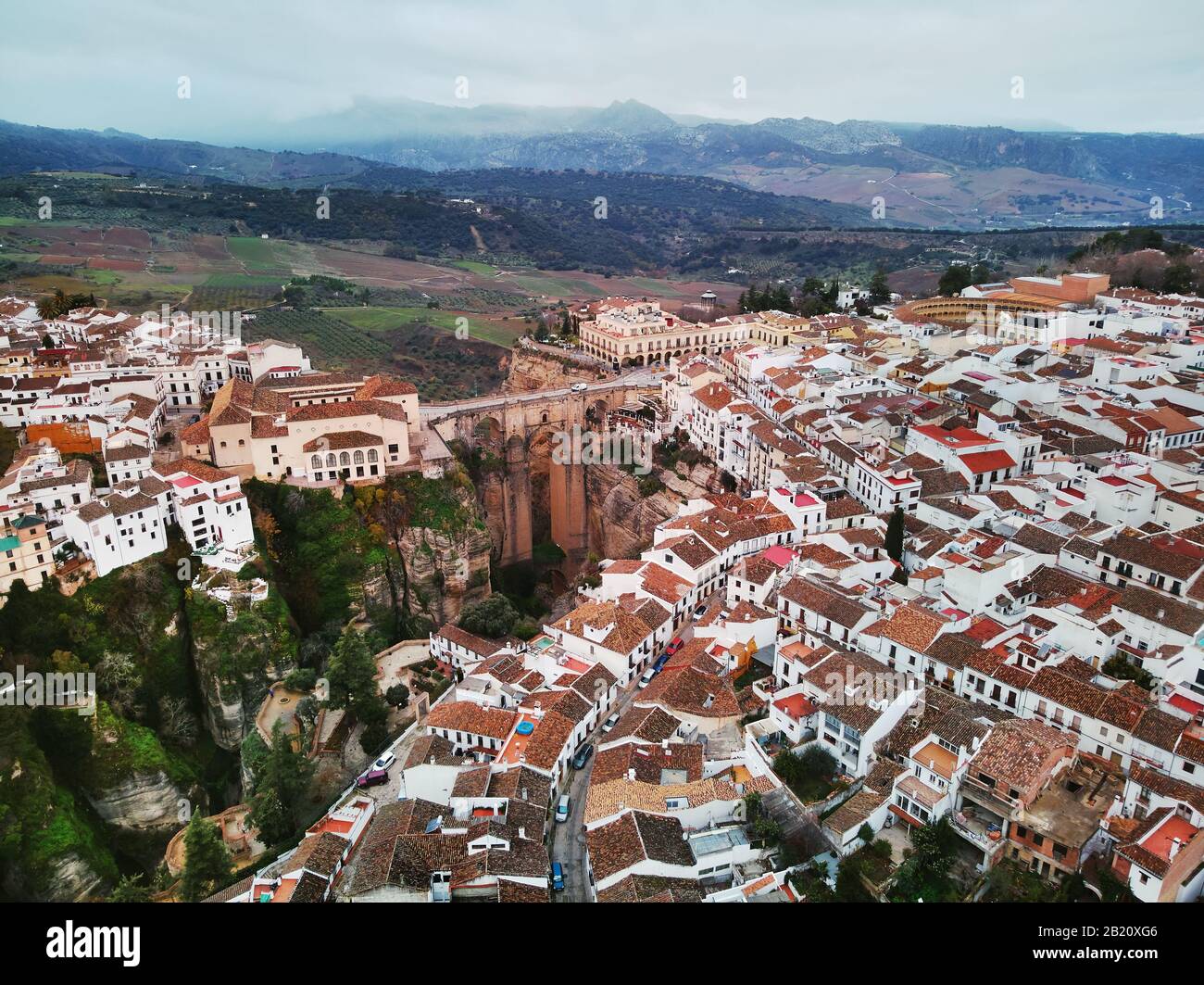 Photographie aérienne Ronda cityscape, maisons résidentielles bâtiments extérieur toit, Nouveau pont superbes canyons. Costa Del Sol, Málaga, Espagne Banque D'Images