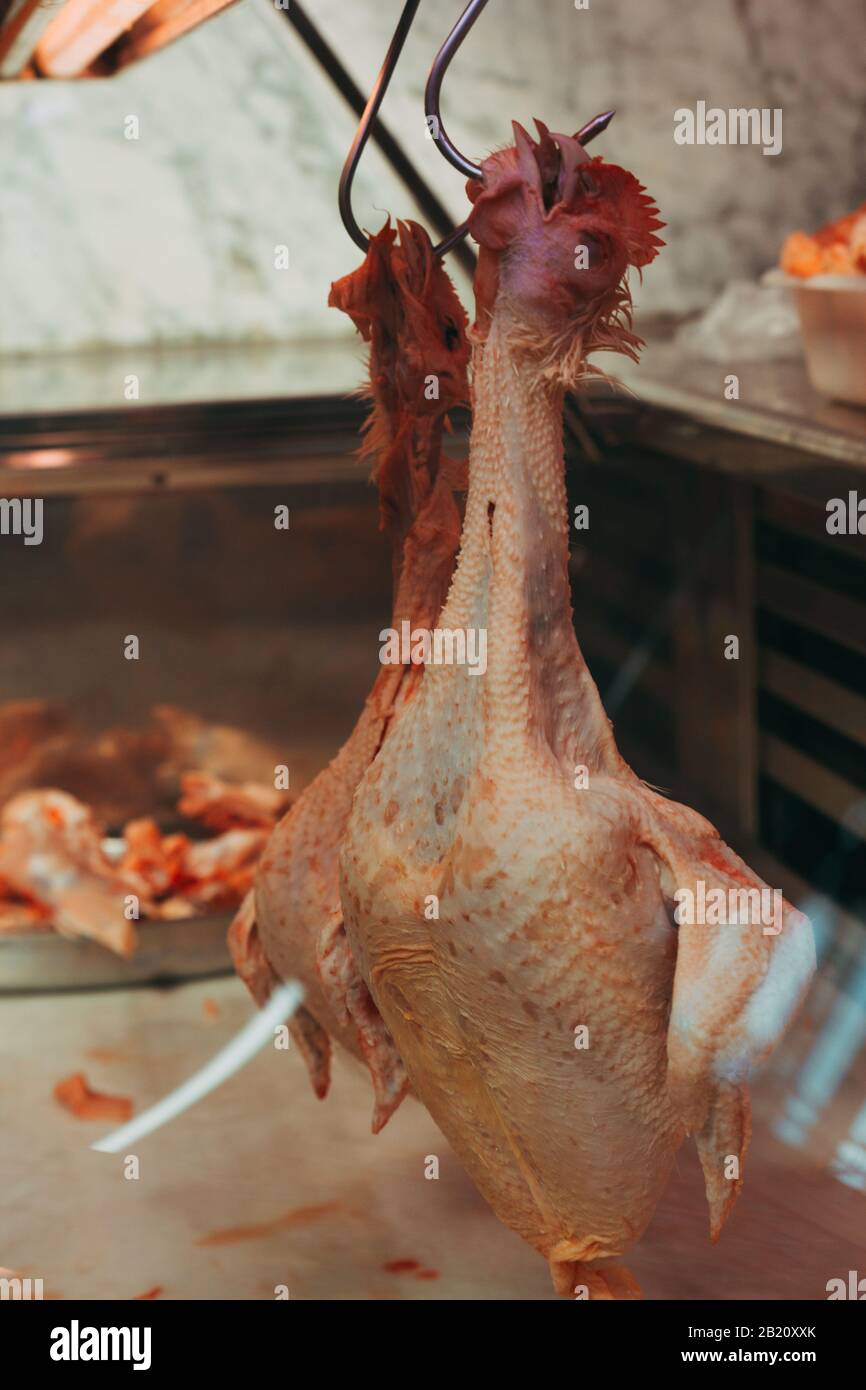 Stock photo de deux corps de poulet sans vie dans un magasin de boucher de marché Banque D'Images