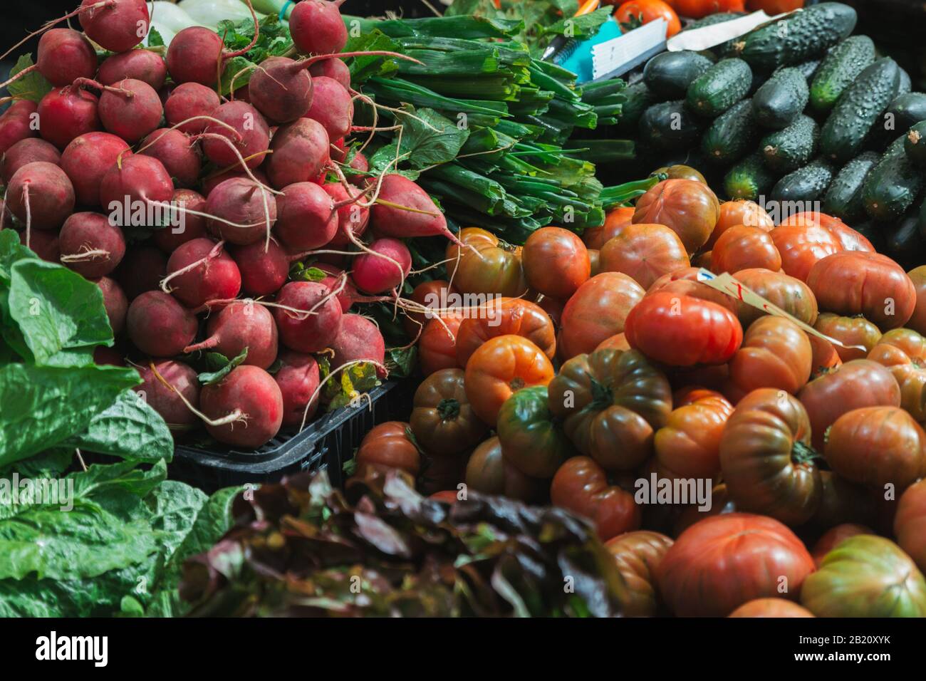 Stock photo d'un bouquet de légumes frais assortis dans un étalage de marché Banque D'Images