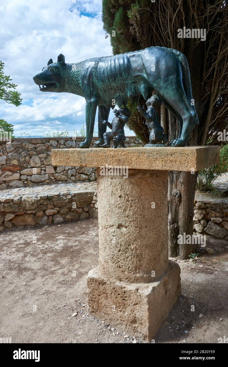 Tarragone, ESPAGNE - 12 MAI 2017: Sculpture de Romulo et Remo allaité par le loup Luperca, aux vieux murs romains de Tarragone. Banque D'Images
