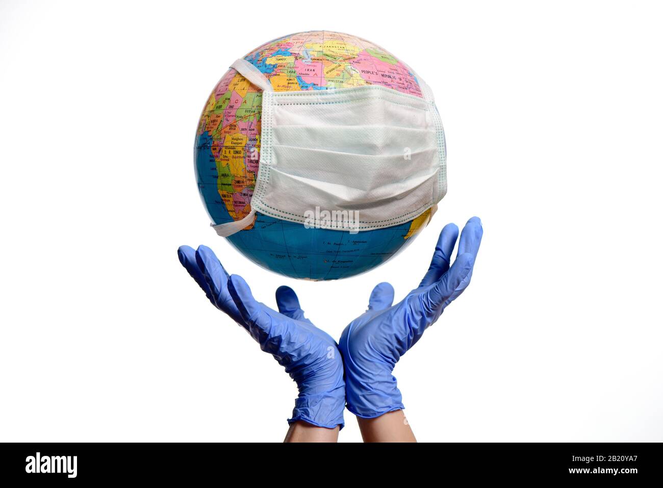 Sauver Le Monde Du Virus Corona. Globe terrestre avec masque de protection et mains, isolé sur fond blanc. Épidémie Humaine Danger. Banque D'Images