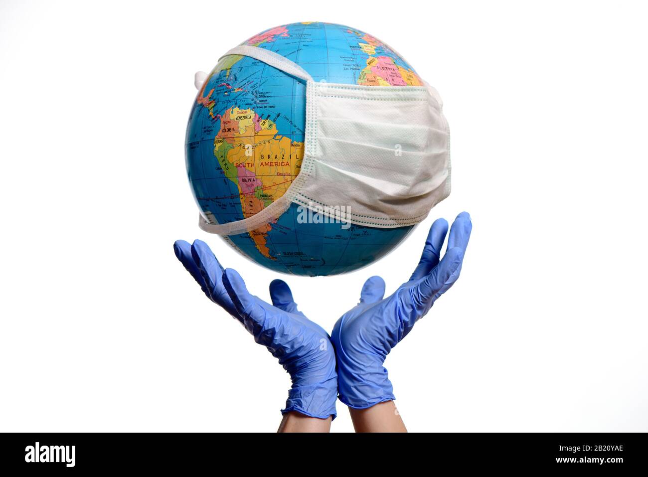Sauver Le Monde Du Virus Corona. Globe terrestre avec masque de protection et mains, isolé sur fond blanc. Épidémie Humaine Danger. Banque D'Images