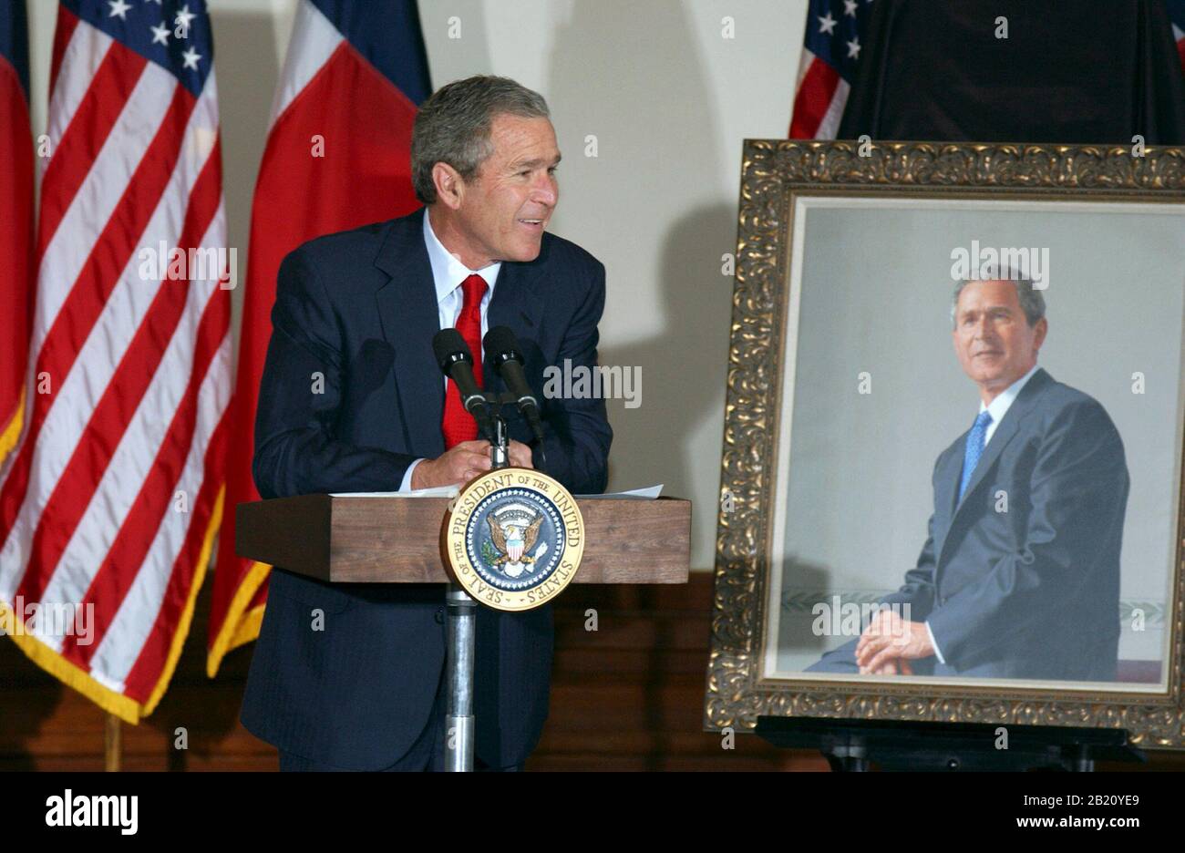 4 janvier 2002, Austin, Texas: Le président américain George Bush revient au Capitole du Texas vendredi pour le dévoilement de son portrait officiel lors de son poste de gouverneur du Texas de 1995 à 2000. Le portrait, de l'artiste Scott Gentling, a été commandé l'année dernière et sera suspendu dans la rotonde du Capitole du Texas. ©Bob Daemmrich Banque D'Images