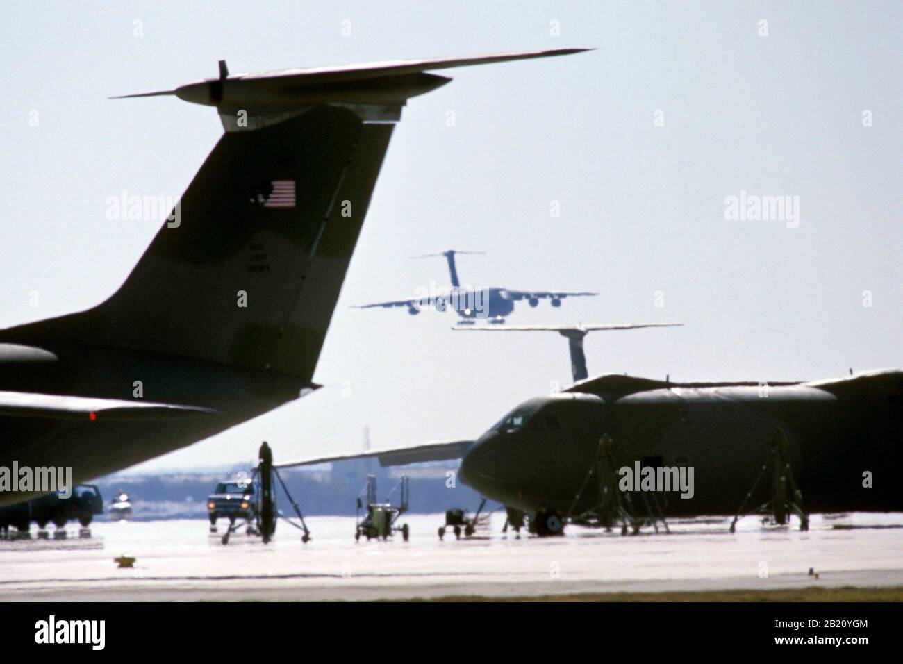San Antonio, Texas États-Unis : les avions de transport militaire C-141 sont sur les terres tandis que d'autres sont assis sur la piste à la base aérienne de Kelly. 1994 ©Bob Daemmrich Banque D'Images