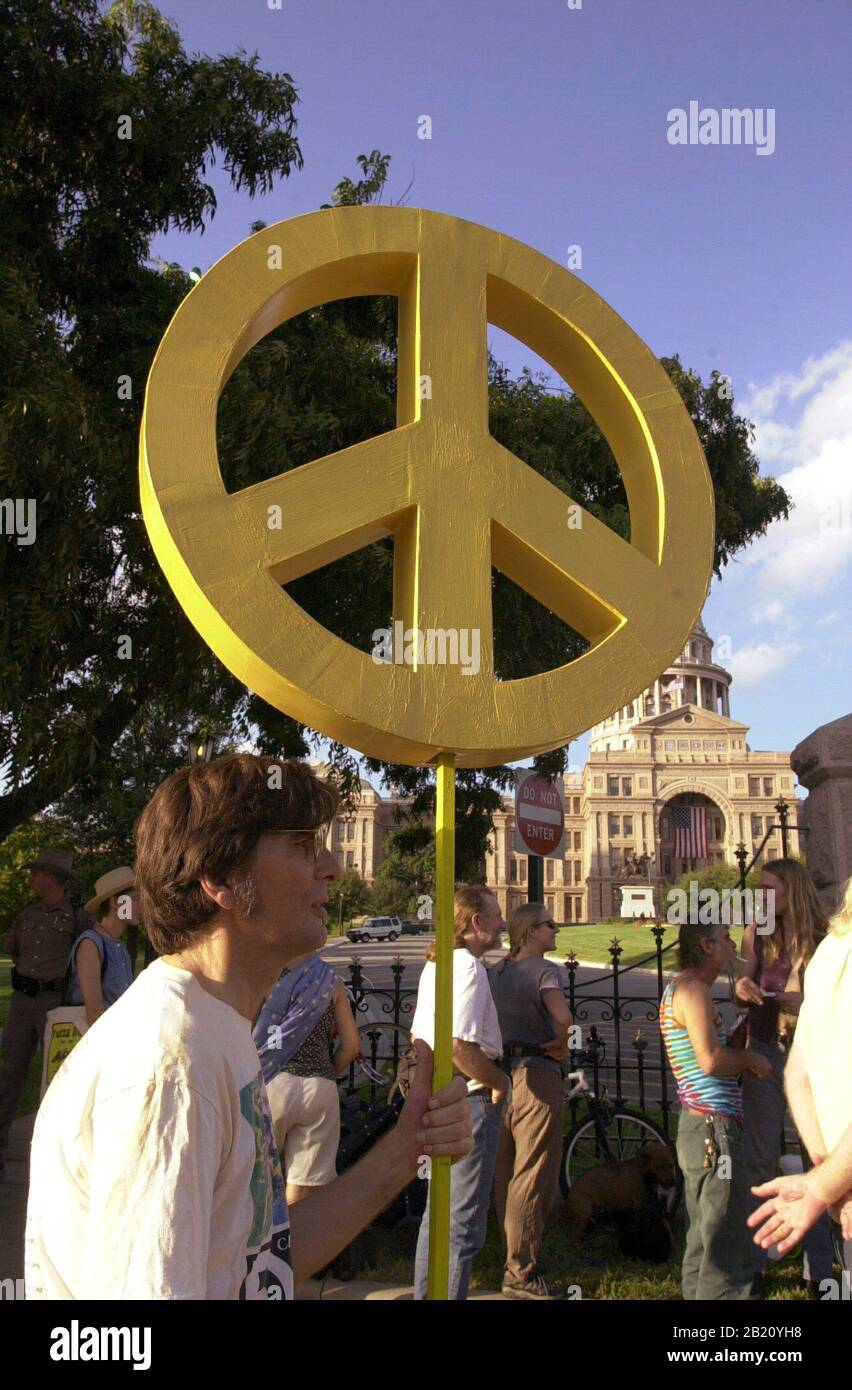 20 septembre 2001, Austin, Texas : les militants de la paix se rassemblent au Capitole de l'État, car le sentiment de représailles américaines à l'égard des attaques terroristes de la semaine dernière se développe dans tout le pays. Plusieurs orateurs ont dénoncé des attaques nationales contre les Arabes-Américains qui ont eu lieu ces derniers jours. ©Bob Daemmrich Banque D'Images