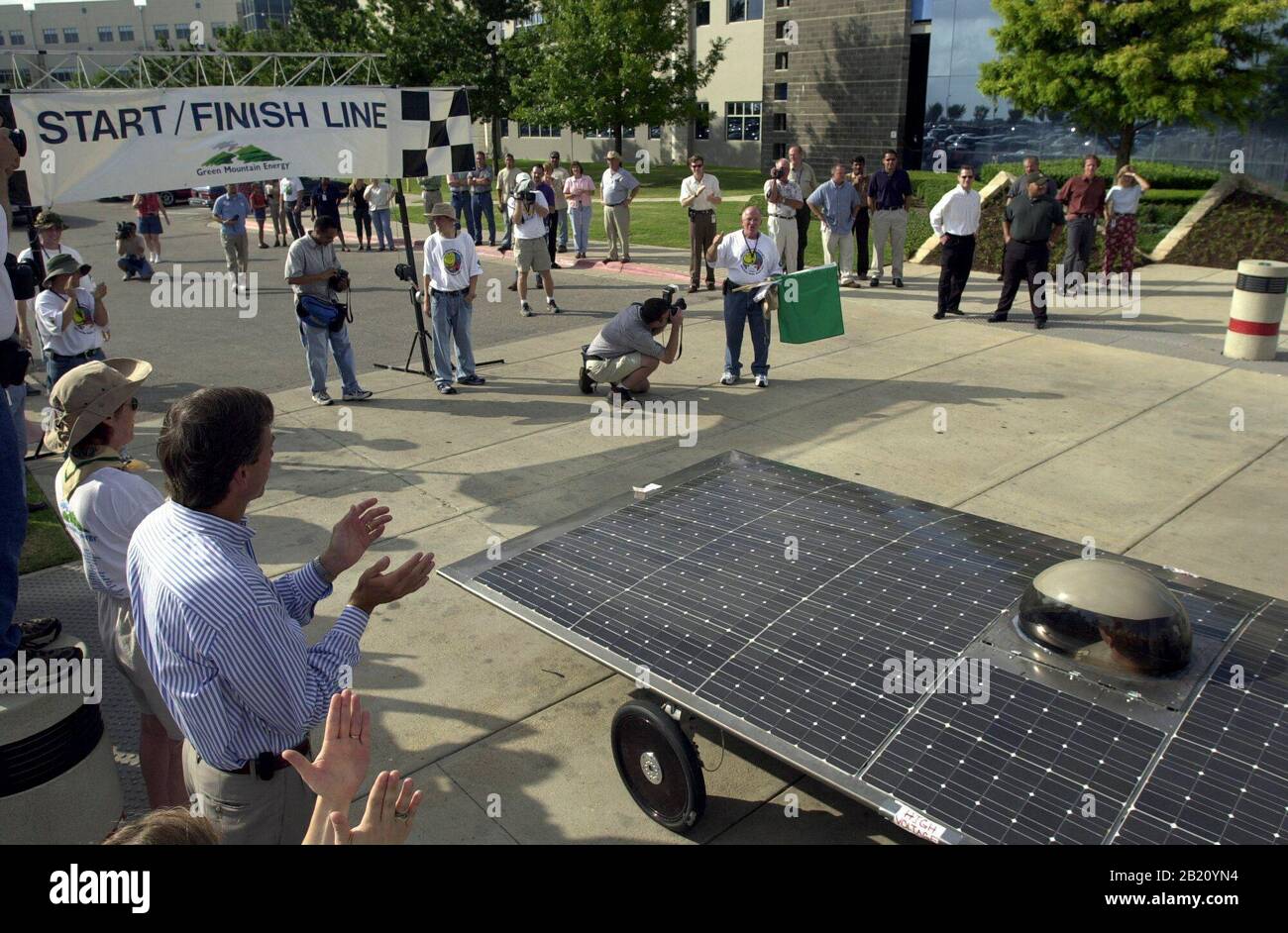 16 2001 juillet, Round Rock TX USA: Une voiture solaire attend au début du Winston Solar Challenge de neuf jours, qui commence sur le campus de Dell Computers et se termine à Columbus, Indiana. Des équipes d'écoles secondaires du Texas, du Mississippi, de la Californie, de l'Indiana, de la Caroline du Sud, de Porto Rico et du Mexique sont entrées. ©Bob Daemmrich Banque D'Images
