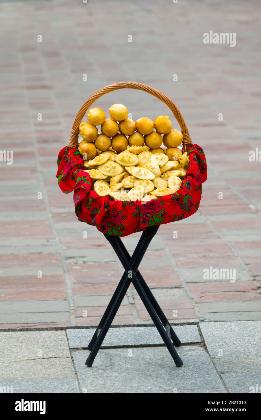 Le maïs est vendu dans une rue de Cracovie en Pologne Banque D'Images