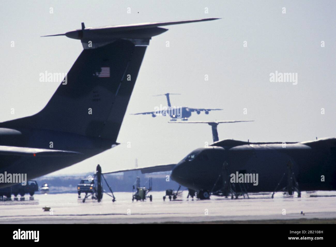San Antonio, Texas États-Unis : les avions de transport militaire C-141 sont sur les terres tandis que d'autres sont assis sur la piste à la base aérienne de Kelly. 1994 ©Bob Daemmrich Banque D'Images
