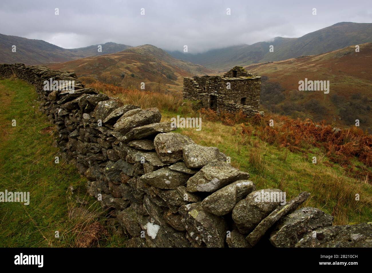 Un mur en pierre sèche et une cabane de berger donnant sur le col Kirkstone dans le district du lac de Cumbria Banque D'Images