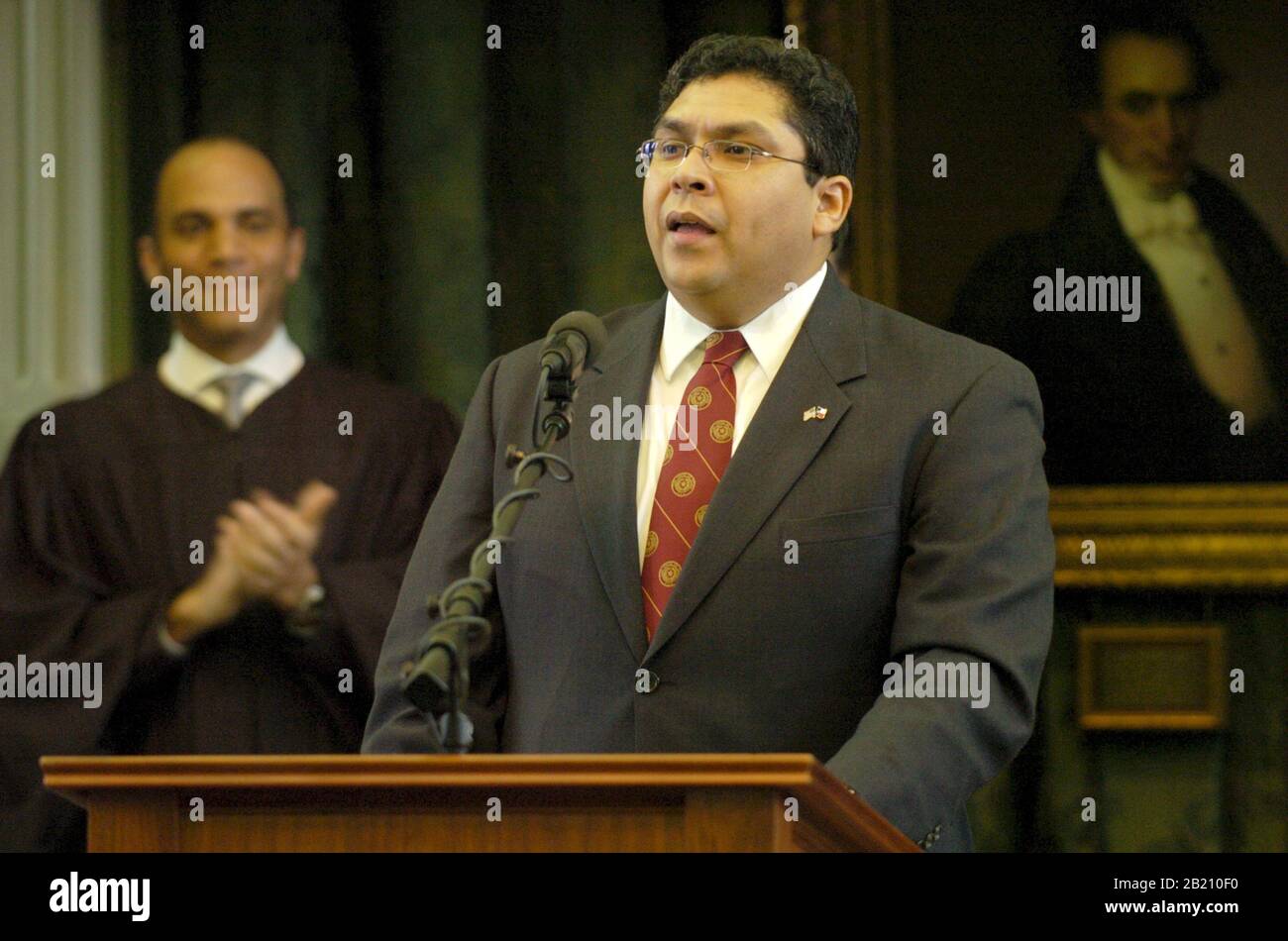 Austin, Texas- 05JAN05: Cérémonie d'assermentation du politicien hispanique Victor Carillo à la tête de la Texas Railroad Commission au Texas Capitol. ©Bob Daemmrich Banque D'Images