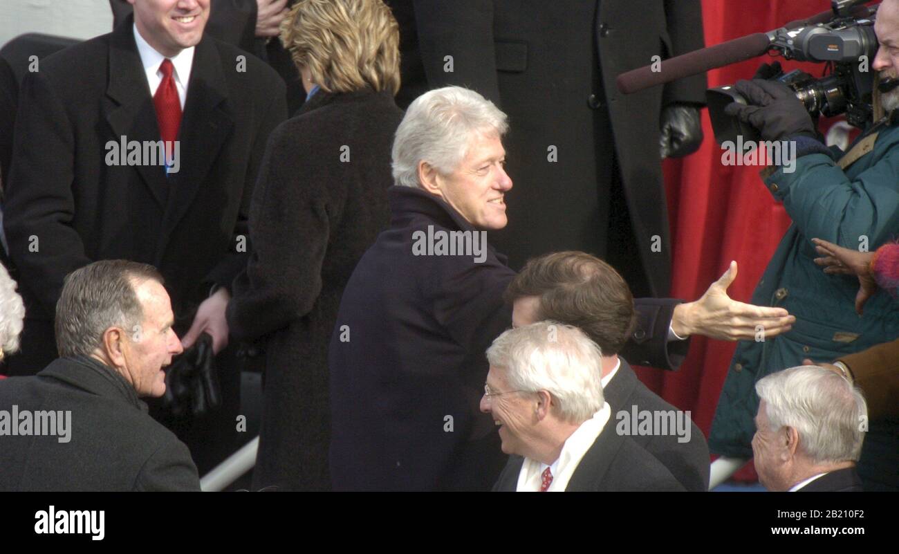 Washington, D.C. 20JAN05: Cérémonie au Capitole pour l'assermentation du Président Bush pour son deuxième mandat. L’ancien président Bill Clinton parvient à se serrer la main après la cérémonie. ©Bob Daemmrich Banque D'Images