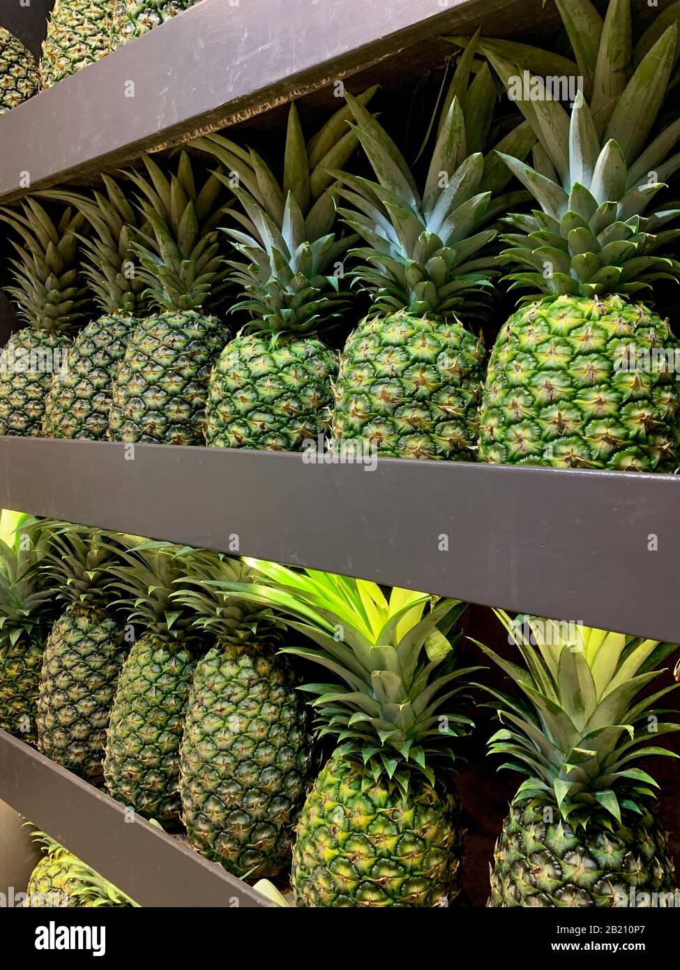 Gros Plan Sur Les Ananas En Vente Au Supermarché , Panama, Amérique Centrale Banque D'Images