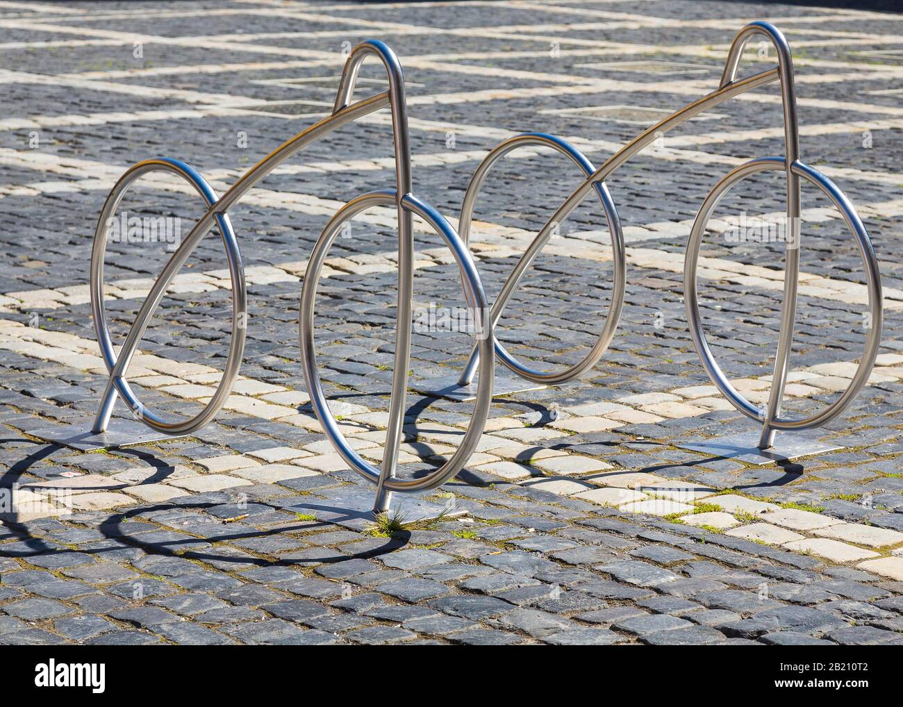 Porte-vélos en acier inoxydable sur le marché de Zittau, Saxe, Allemagne Banque D'Images