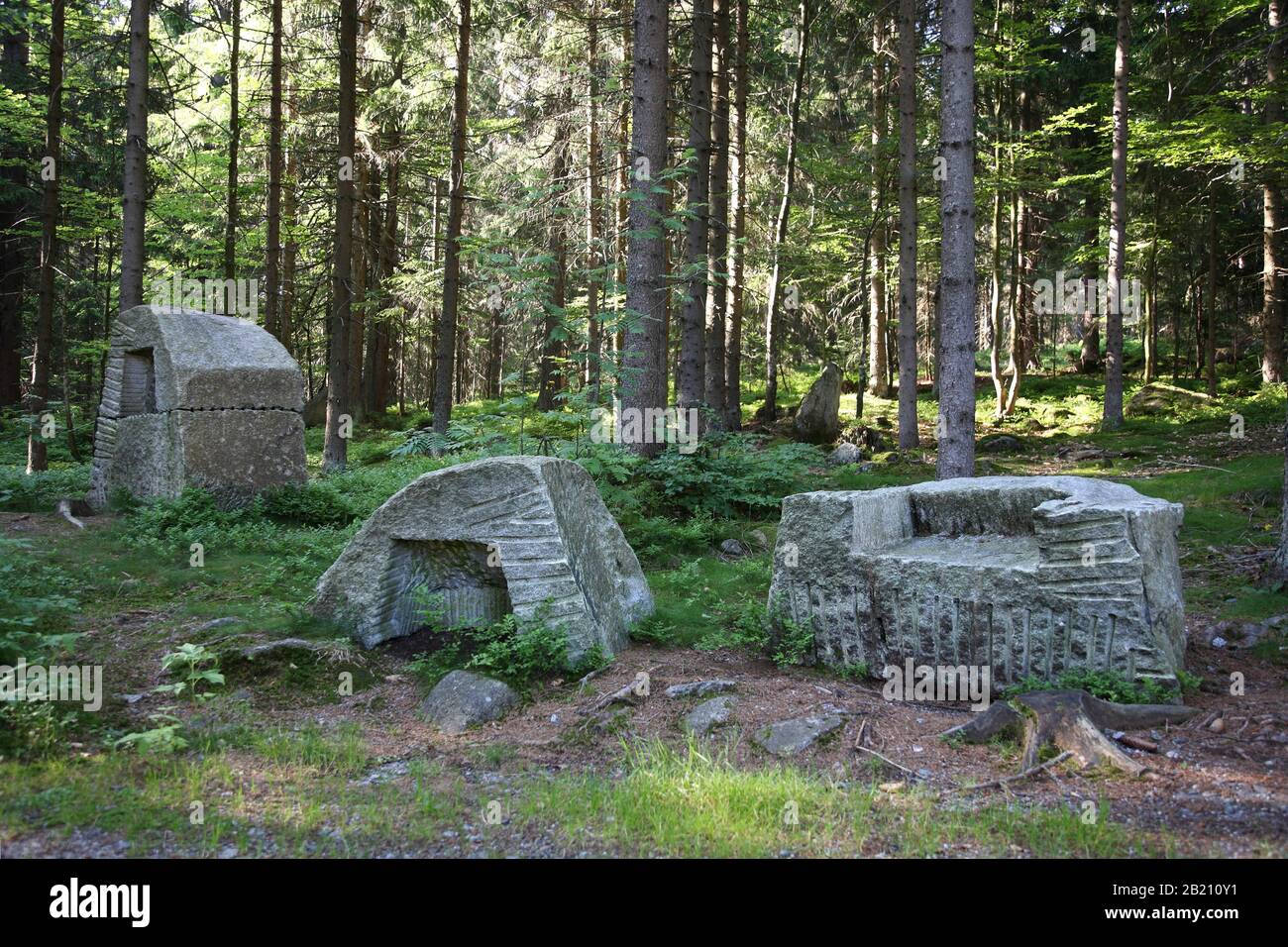 Oeuvre d'art en granit sur le Jugendsteig à Finsterau, forêt bavaroise, Basse-Bavière, Bavière, Allemagne Banque D'Images
