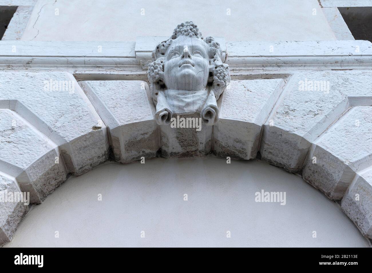 Chef de Bacchus au-dessus d'un portail d'entrée, Venise, Venetia, Italie Banque D'Images