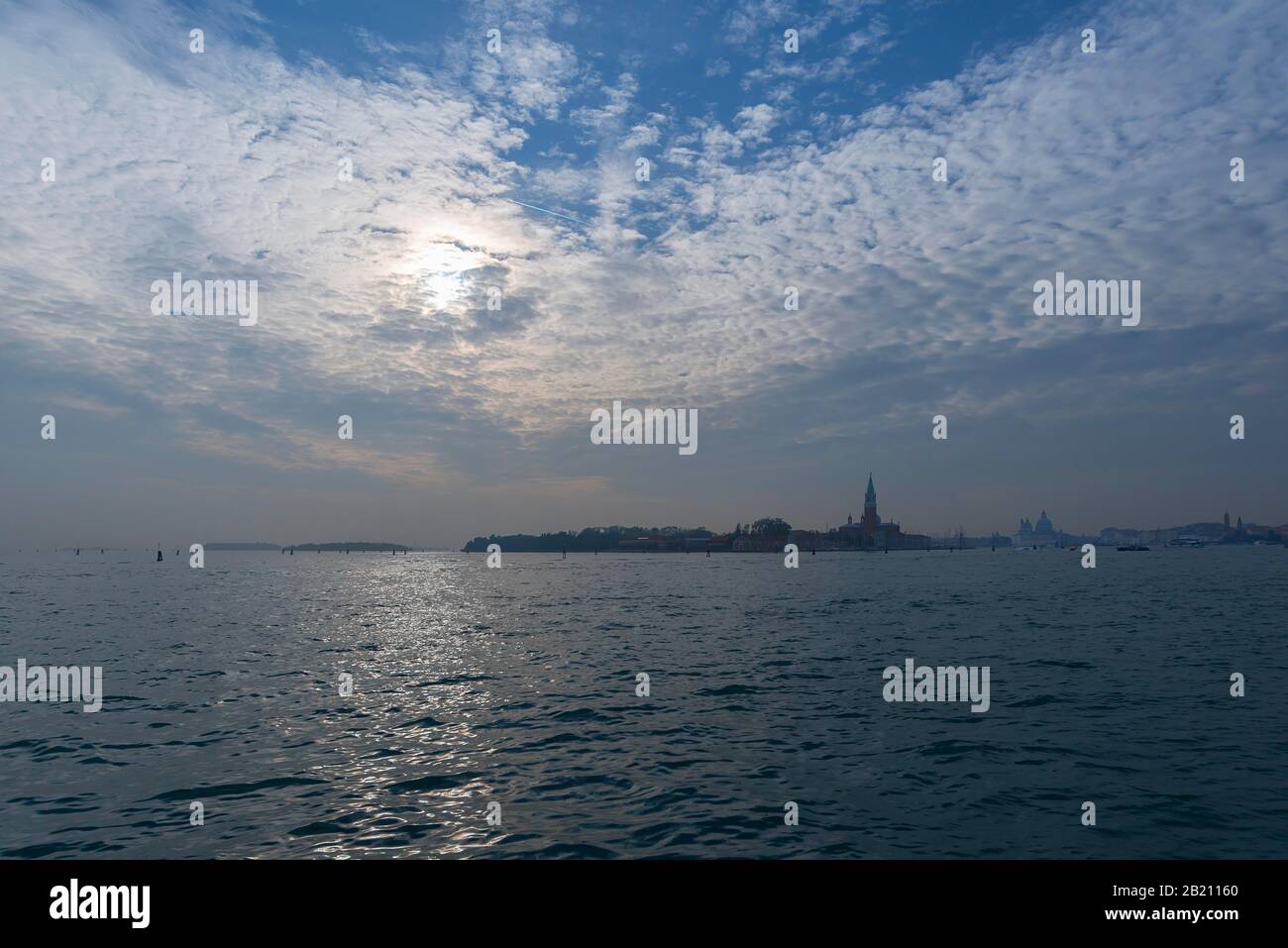 Vue sur l'île de San Giorgio Maggiore, ciel nuageux, Venise, Vénétie, Italie Banque D'Images