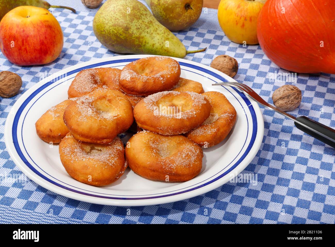 Dessert swabian, gâteau de récolte sur une assiette, pâte de levure cuite au four, Allemagne Banque D'Images